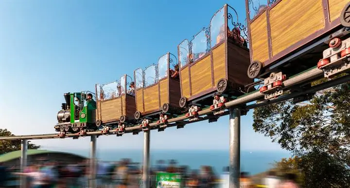 Trem suspenso da Fantástica Floresta no Parque Unipraias