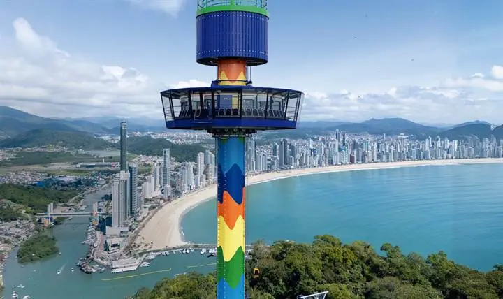 Torre panorâmica Super Gyro Tower no Morro da Aguada