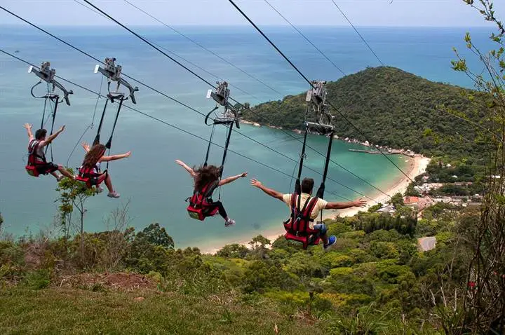 Tirolesa ZipRider sobre o mar em Balneário Camboriú